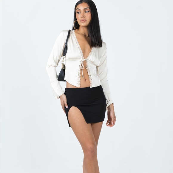 SOLD 🍒 Hinton Long Sleeve Top Princess Polly - Picture 3 of 5